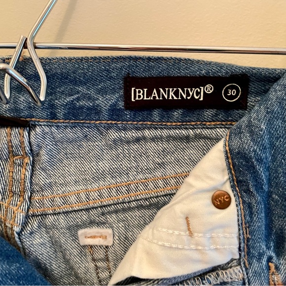 NWT - BlankNYC - Women’s Distressed High Rise Denim Shorts / Size 10 - Picture 2 of 3